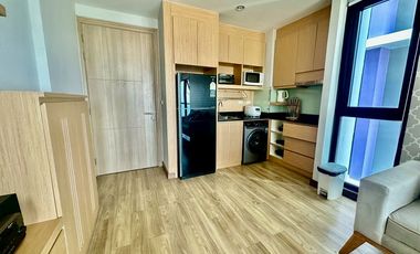 For sale or rent Ladda Plus Condo, in the heart of Sriracha city. Beautiful unit, high floor, fully furnished and move in Ready