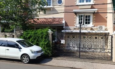 DISEWAKAN RUMAH 2 ½ LT POSISI HOEK ROW JALAN LEBAR DI CITRA 3 - KALIDERES - JAKARTA BARAT