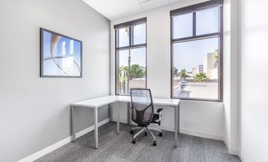 Alquiler de oficinas bellamente diseñadas para 1 persona en Bogota, Spaces 93
