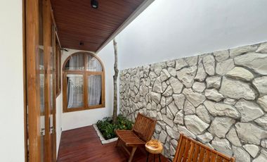 Bayangkan memiliki villa di Jogja yang sudah jadi, sudah lengkap, dan sudah dikelola. Tanpa menunggu bangun & tanpa ribet operasional.