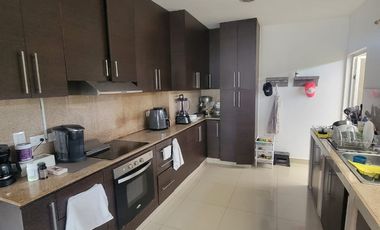 Casa esquinera en alquiler en Estancias del Río Samborondón | 4 dormitorios frente al área social