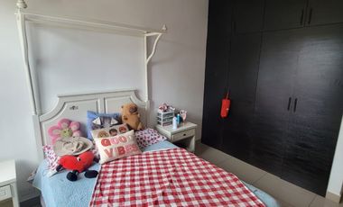 Casa esquinera en alquiler en Estancias del Río Samborondón | 4 dormitorios frente al área social