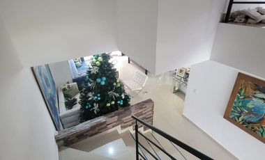 Casa esquinera en alquiler en Estancias del Río Samborondón | 4 dormitorios frente al área social