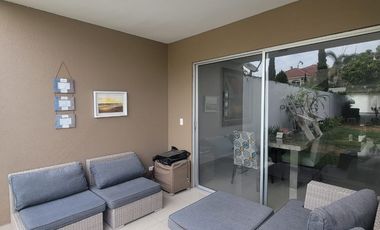 Casa esquinera en alquiler en Estancias del Río Samborondón | 4 dormitorios frente al área social