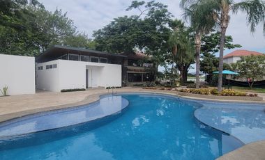 Casa esquinera en alquiler en Estancias del Río Samborondón | 4 dormitorios frente al área social