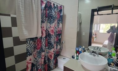 Casa esquinera en alquiler en Estancias del Río Samborondón | 4 dormitorios frente al área social