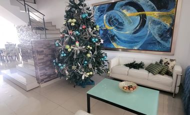 Casa esquinera en alquiler en Estancias del Río Samborondón | 4 dormitorios frente al área social