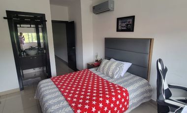 Casa esquinera en alquiler en Estancias del Río Samborondón | 4 dormitorios frente al área social