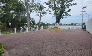 Casa esquinera en alquiler en Estancias del Río Samborondón | 4 dormitorios frente al área social