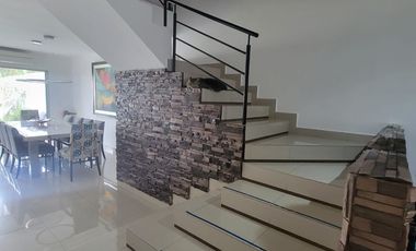 Casa esquinera en alquiler en Estancias del Río Samborondón | 4 dormitorios frente al área social