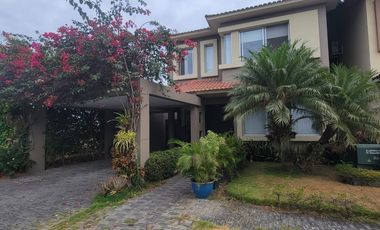 Casa esquinera en alquiler en Estancias del Río Samborondón | 4 dormitorios frente al área social