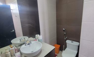 Casa esquinera en alquiler en Estancias del Río Samborondón | 4 dormitorios frente al área social