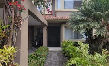 Casa esquinera en alquiler en Estancias del Río Samborondón | 4 dormitorios frente al área social