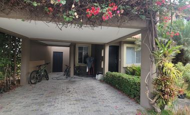 Casa esquinera en alquiler en Estancias del Río Samborondón | 4 dormitorios frente al área social