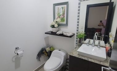 Casa esquinera en alquiler en Estancias del Río Samborondón | 4 dormitorios frente al área social