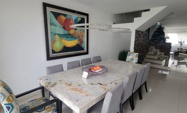 Casa esquinera en alquiler en Estancias del Río Samborondón | 4 dormitorios frente al área social