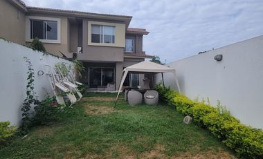 Casa esquinera en alquiler en Estancias del Río Samborondón | 4 dormitorios frente al área social