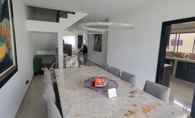 Casa esquinera en alquiler en Estancias del Río Samborondón | 4 dormitorios frente al área social