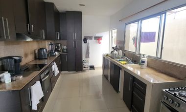 Casa esquinera en alquiler en Estancias del Río Samborondón | 4 dormitorios frente al área social