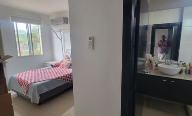 Casa esquinera en alquiler en Estancias del Río Samborondón | 4 dormitorios frente al área social