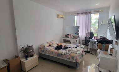 Casa esquinera en alquiler en Estancias del Río Samborondón | 4 dormitorios frente al área social