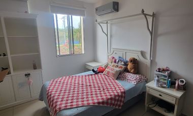 Casa esquinera en alquiler en Estancias del Río Samborondón | 4 dormitorios frente al área social