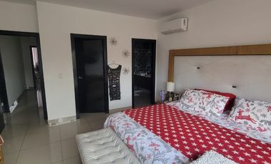 Casa esquinera en alquiler en Estancias del Río Samborondón | 4 dormitorios frente al área social