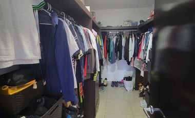 Casa esquinera en alquiler en Estancias del Río Samborondón | 4 dormitorios frente al área social