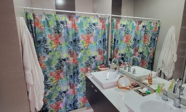 Casa esquinera en alquiler en Estancias del Río Samborondón | 4 dormitorios frente al área social