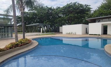 Casa esquinera en alquiler en Estancias del Río Samborondón | 4 dormitorios frente al área social