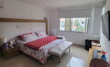 Casa esquinera en alquiler en Estancias del Río Samborondón | 4 dormitorios frente al área social