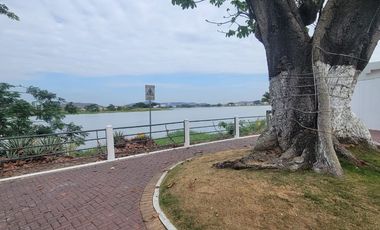 Casa esquinera en alquiler en Estancias del Río Samborondón | 4 dormitorios frente al área social