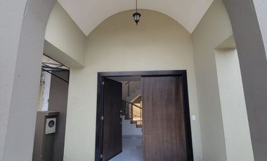 Casa remodelada en alquiler en Ciudad Celeste Samborondón | 3 dormitorios + servicio frente al área social