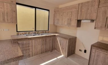 Casa remodelada en alquiler en Ciudad Celeste Samborondón | 3 dormitorios + servicio frente al área social