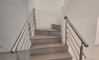 Casa remodelada en alquiler en Ciudad Celeste Samborondón | 3 dormitorios + servicio frente al área social