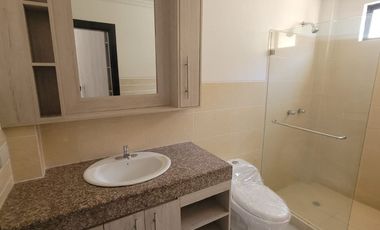 Casa remodelada en alquiler en Ciudad Celeste Samborondón | 3 dormitorios + servicio frente al área social