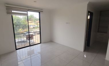 Casa remodelada en alquiler en Ciudad Celeste Samborondón | 3 dormitorios + servicio frente al área social