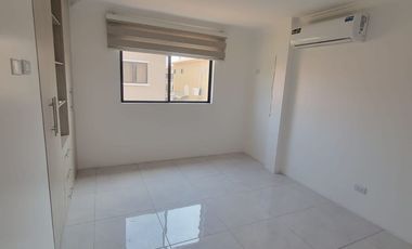 Casa remodelada en alquiler en Ciudad Celeste Samborondón | 3 dormitorios + servicio frente al área social