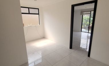 Casa remodelada en alquiler en Ciudad Celeste Samborondón | 3 dormitorios + servicio frente al área social