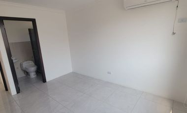 Casa remodelada en alquiler en Ciudad Celeste Samborondón | 3 dormitorios + servicio frente al área social