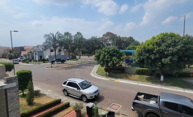 Casa remodelada en alquiler en Ciudad Celeste Samborondón | 3 dormitorios + servicio frente al área social