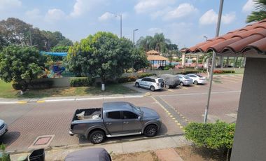 Casa remodelada en alquiler en Ciudad Celeste Samborondón | 3 dormitorios + servicio frente al área social