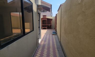 Casa remodelada en alquiler en Ciudad Celeste Samborondón | 3 dormitorios + servicio frente al área social