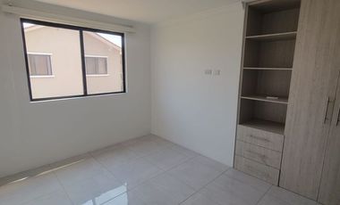 Casa remodelada en alquiler en Ciudad Celeste Samborondón | 3 dormitorios + servicio frente al área social