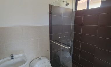 Casa remodelada en alquiler en Ciudad Celeste Samborondón | 3 dormitorios + servicio frente al área social