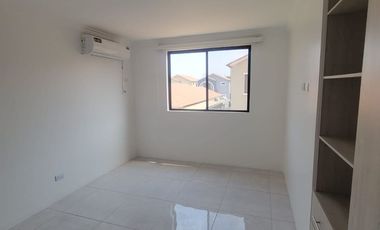 Casa remodelada en alquiler en Ciudad Celeste Samborondón | 3 dormitorios + servicio frente al área social