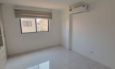 Casa remodelada en alquiler en Ciudad Celeste Samborondón | 3 dormitorios + servicio frente al área social