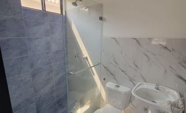 Casa remodelada en alquiler en Ciudad Celeste Samborondón | 3 dormitorios + servicio frente al área social