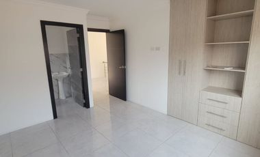 Casa remodelada en alquiler en Ciudad Celeste Samborondón | 3 dormitorios + servicio frente al área social