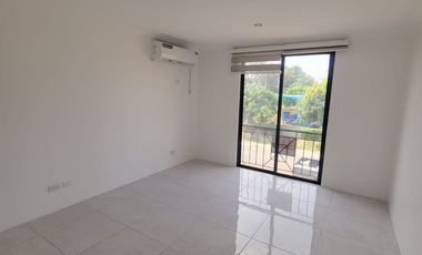 Casa remodelada en alquiler en Ciudad Celeste Samborondón | 3 dormitorios + servicio frente al área social